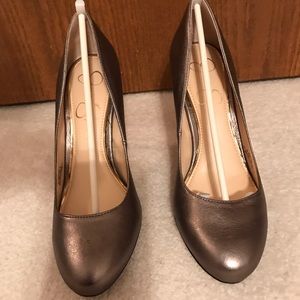 Jessica Simpson Rony Round toe pump in Gunmetal Pewter Metallic Size 9.5 M